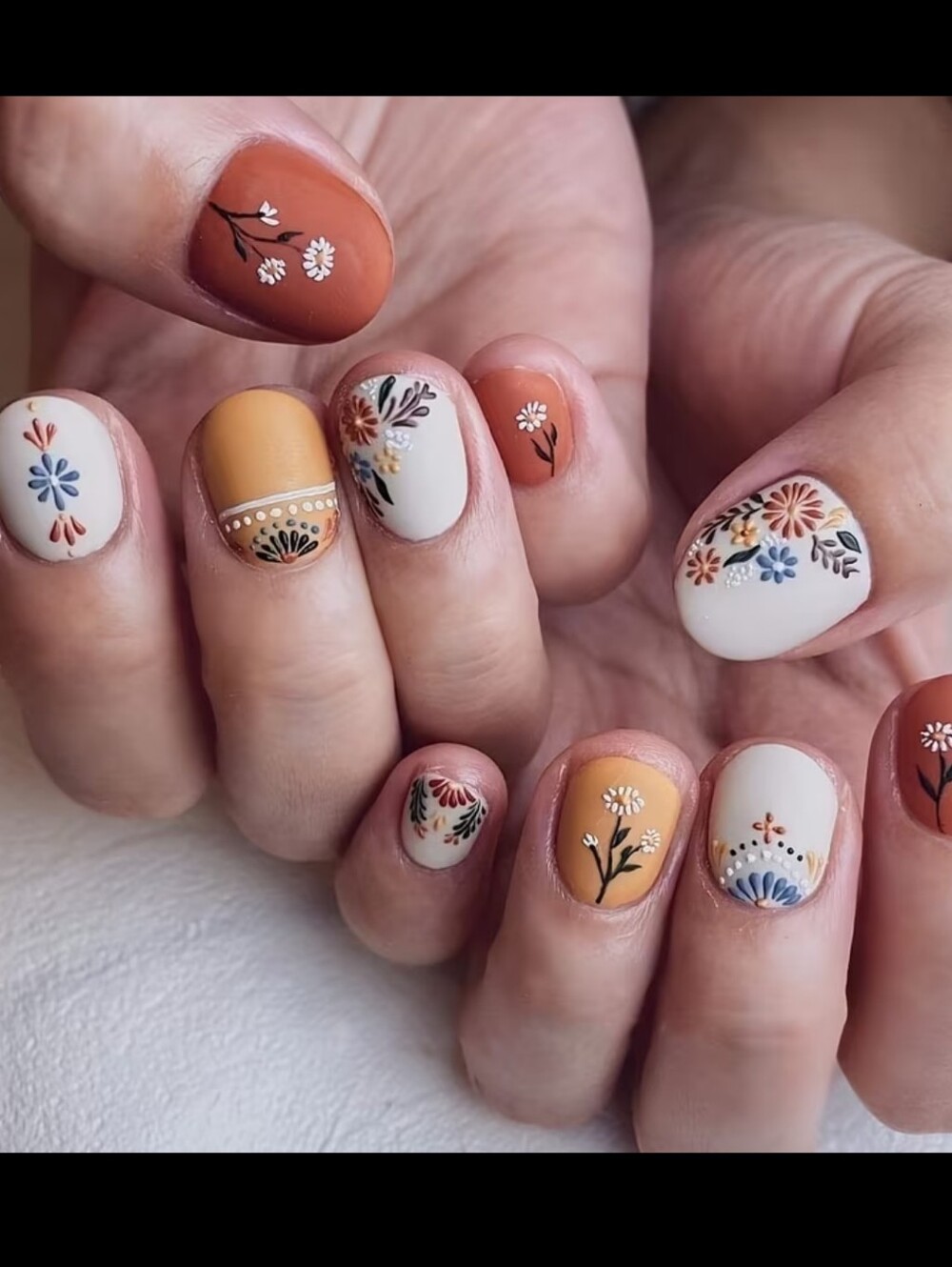 2/16🎈 24pcs Short Square French-Style Colorful Floral Nail